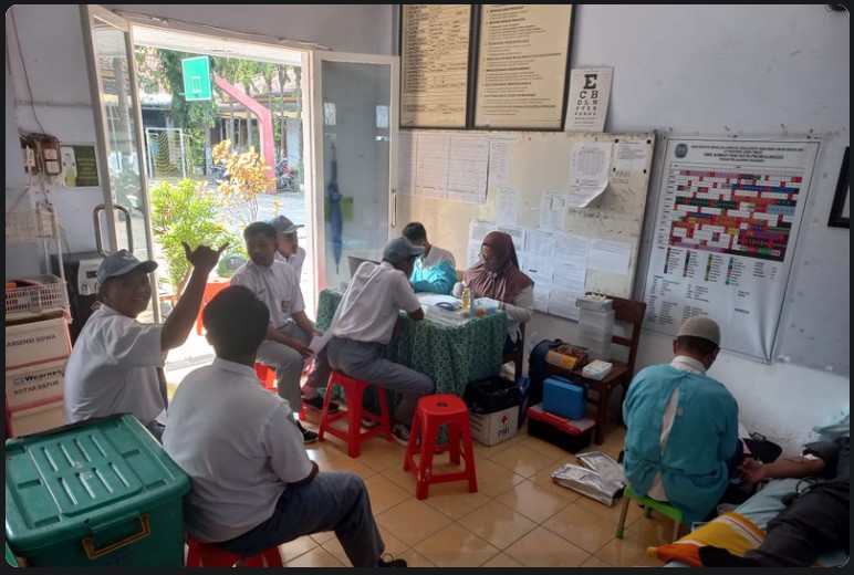 Puluhan siswa dengan penuh kepedulian tergabung dalam kegiatan donor darah yang diadakan oleh SMK Ahmad Yani Probolinggo