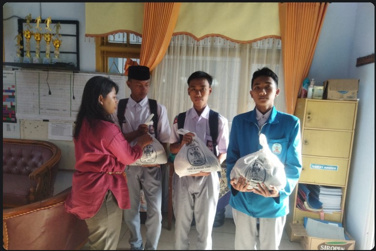 SMK Ahmad Yani Probolinggo Membagikan Zakat Fitrah untuk Siswa Kurang Mampu