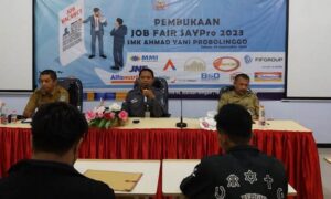 KALI PERTAMA: Kepala SMK Ahmad Yani Kota Probolinggo Rieky Afrianto, S.Pd., M.M. (pegang mik) memberi sambutan dalam pembukaan Job Fair SAYPro 2023.